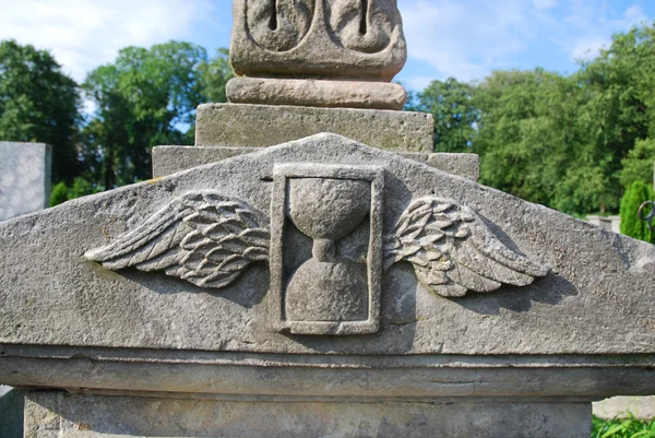 Přesýpací hodiny s křídly na hřbitově — Stock fotografie