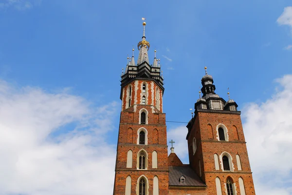 クラクフの mariacki 教会の塔 — ストック写真