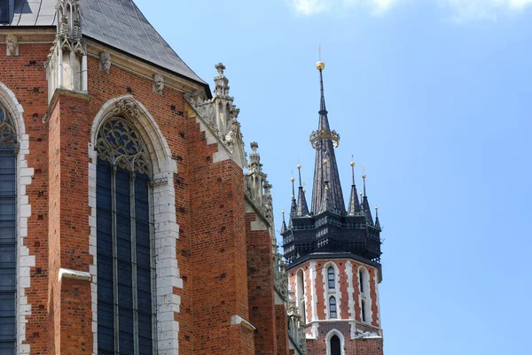 Вежа Маріацький церкви в Кракові — стокове фото
