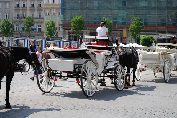 Los buggies tirados por caballos trotan alrededor de Cracovia — Foto de Stock