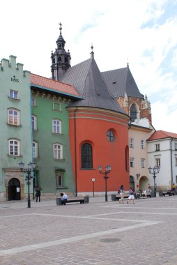 turistlere maly rynek içinde Krakov, Polonya