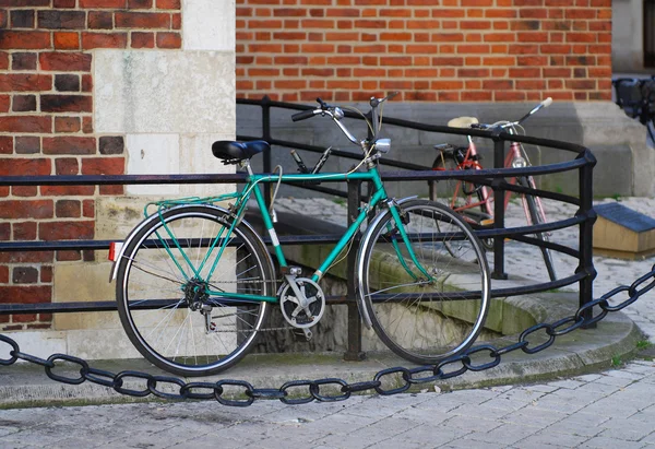 Oude fiets op stad straat — Stockfoto