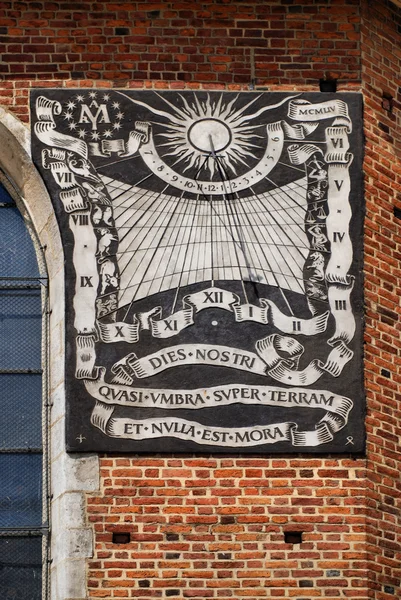 Reloj de sol en la pared sur de la nave de la Iglesia de Santa María — Foto de Stock