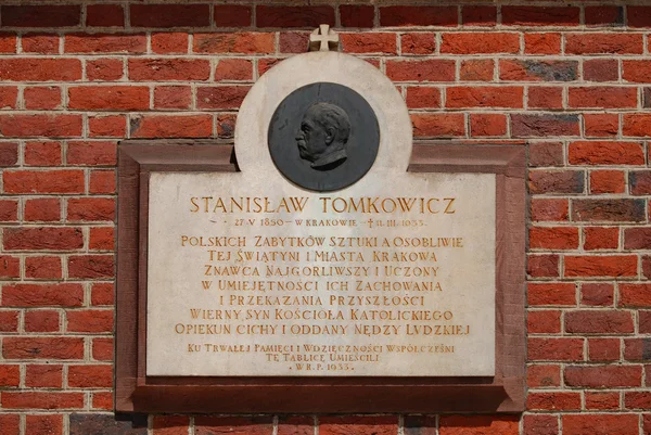 A placa no muro da Igreja de Santa Maria em Cracóvia — Fotografia de Stock