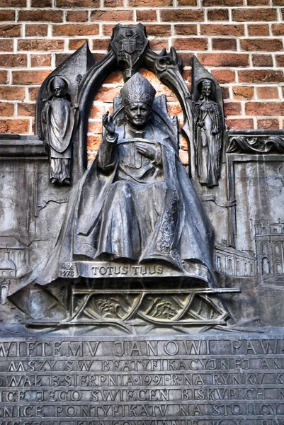 De plaquette in de muur van St Mary's Church in Kraków — Stockfoto