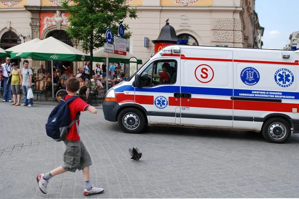 Ambulancia a la Plaza del Mercado Principal en Cracovia Imagen de archivo