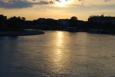 vistula Nehri üzerinde gün batımı manzarası. Cracow