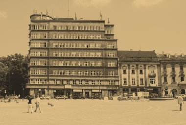 turistler cracow szczepanski meydanında