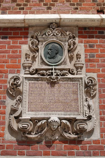Die Gedenktafel an der Wand der Marienkirche in Krakau — Stockfoto