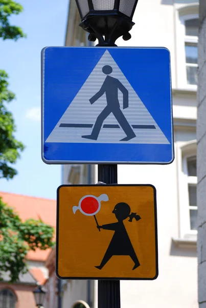 Sinal de pedestre na rua — Fotografia de Stock