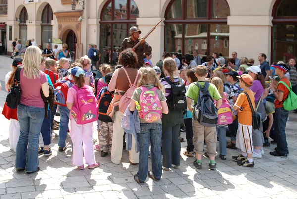 Turistas na praça principal em Cracóvia — Fotografia de Stock