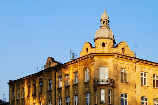 Старый дом на главной площади в Кракове — стоковое фото