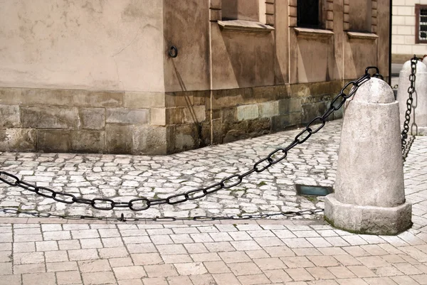 Antigua cadena oxidada y columna de piedra —  Fotos de Stock