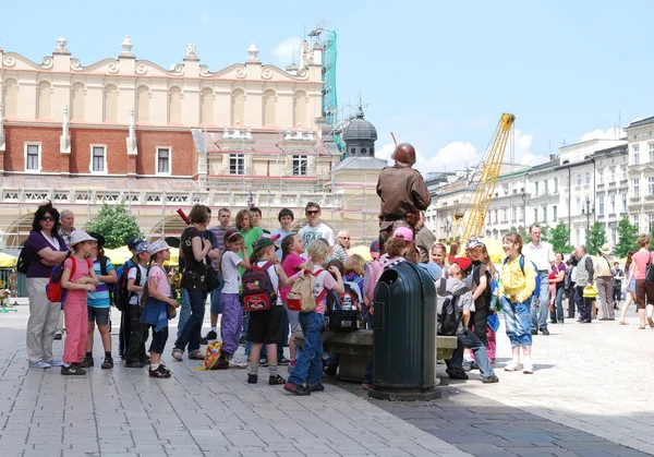 Turistas en la Plaza Mayor de Cracovia — Foto de Stock