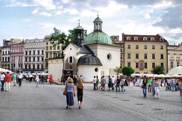 Turister på stora torget i Krakow — Stockfoto
