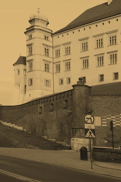 Velho estilo foto do Castelo Real Wawel, Cracóvia — Fotografia de Stock