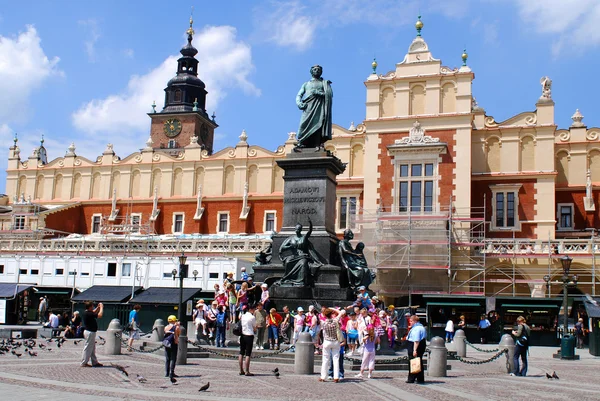 Turystów na rynku głównym w Krakowie — Zdjęcie stockowe