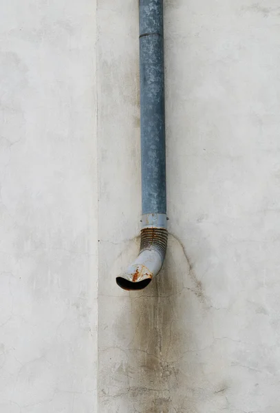 Tubo di acqua arrugginita sulla parete grunge — Foto Stock
