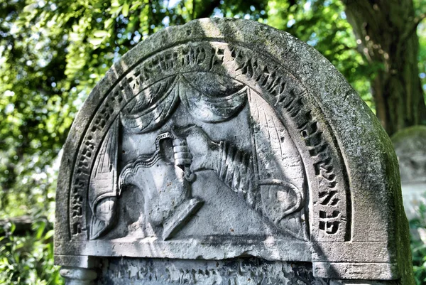 Старе єврейське кладовище у музею Варшавського повстання. Польща — стокове фото