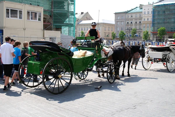 Лошадиные багги бегают по Кракову — стоковое фото