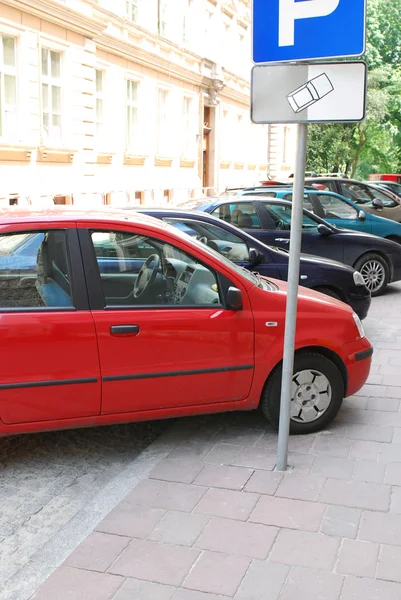 Carro vermelho em uma praça de pavimento — Fotografia de Stock