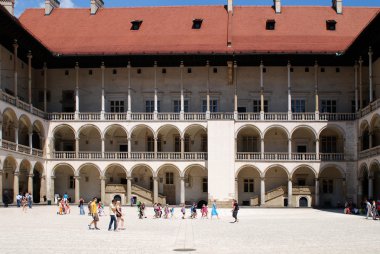 Wawel royal castle çevresinde yürüyüş turizm