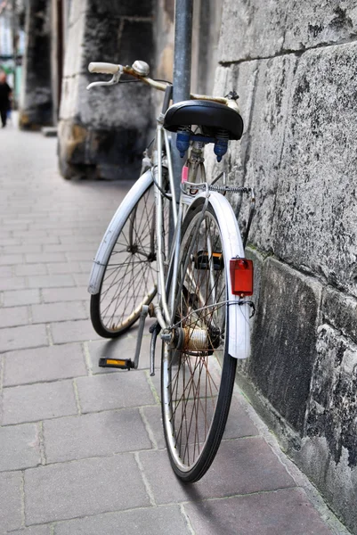 Altes Fahrrad auf der Stadtstraße — Stockfoto