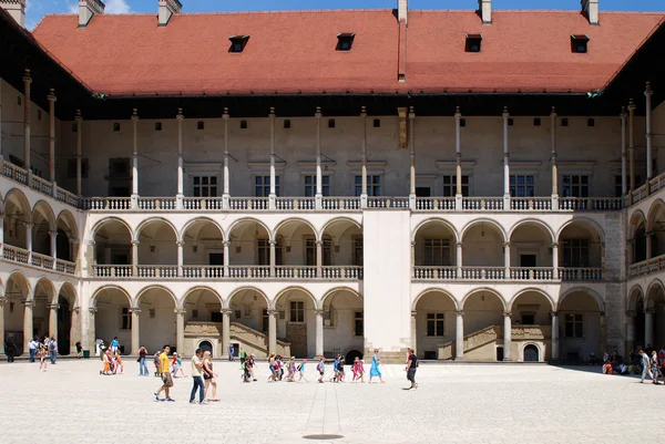 Turystyczne spacerujących Zamku Królewskiego na Wawelu — Zdjęcie stockowe