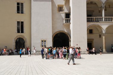 Wawel royal castle çevresinde yürüyüş turizm