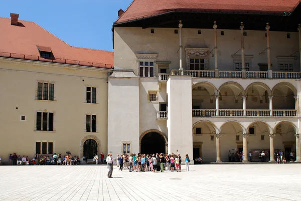 Turista caminando por el castillo real de Wawel — Foto de Stock
