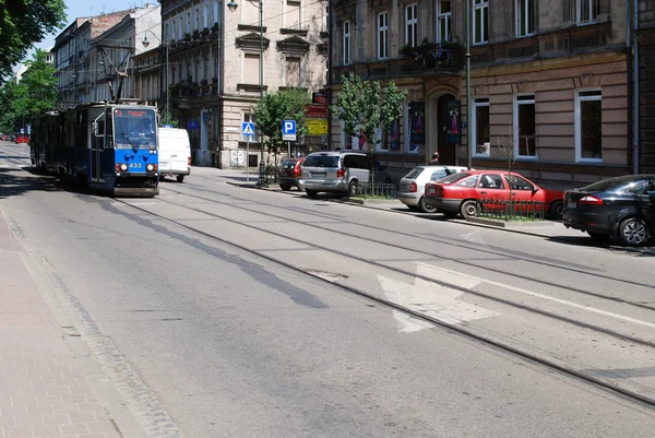 De tram is naar beneden de straat in Kraków — Stockfoto