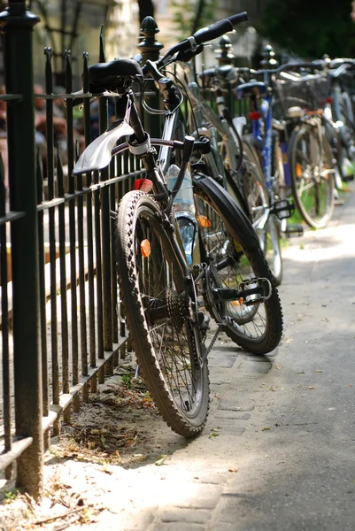 Fahrrad auf der Stadtstraße — Stockfoto