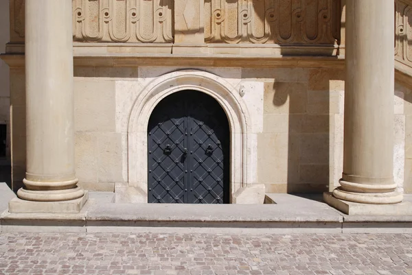 Vieille porte avec ornement en mur de pierre — Photo