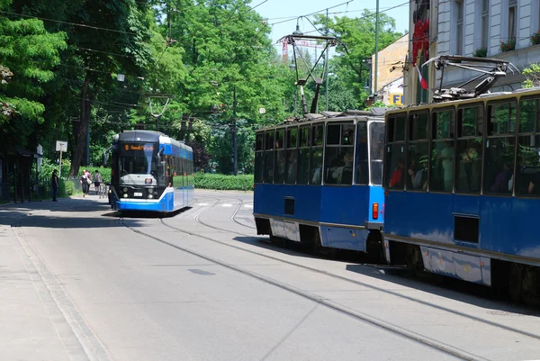 El tranvía va por la calle en Cracovia — Foto de Stock