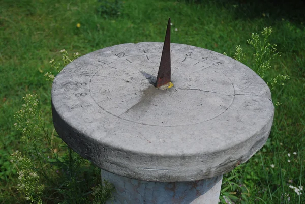 A sundial on a stone platform — Stock Photo, Image