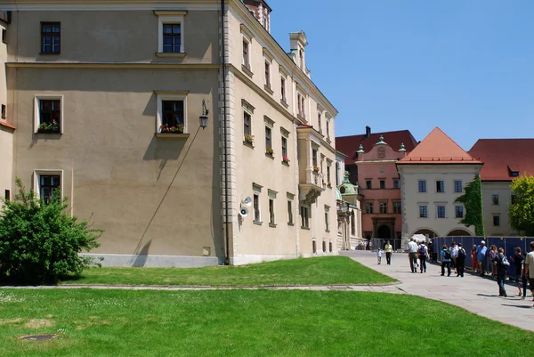 Tourist zu Fuß rund um Wawel königliche Burg — Stockfoto