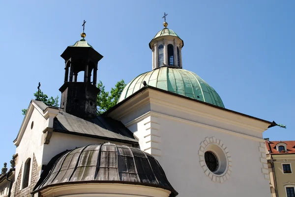 Церковь Святого Иакова на главной площади Кракова — стоковое фото