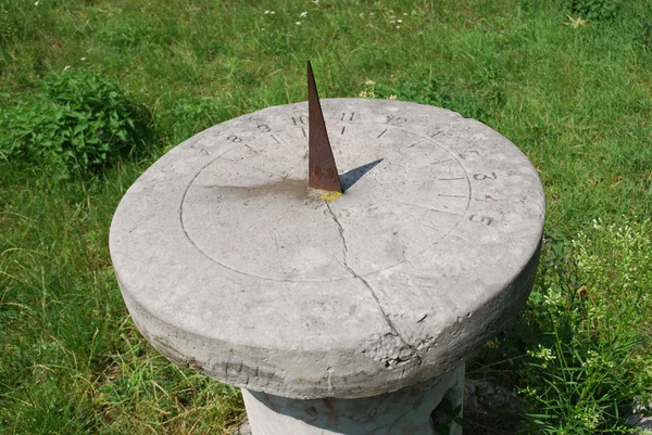 A sundial on a stone platform — Stock Photo, Image