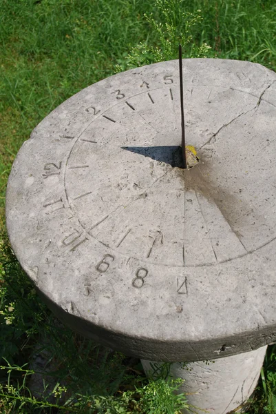 Un reloj de sol en una plataforma de piedra —  Fotos de Stock