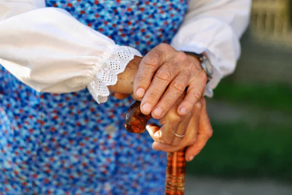 Closeup starší ženské ruce — Stock fotografie