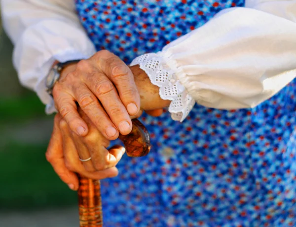 年配の女性の手のクローズ アップ — ストック写真