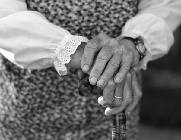 Närbild av en äldre kvinnas händer — Stockfoto