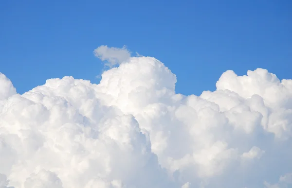 Wolke auf blauem Himmel Hintergrund. — Stockfoto