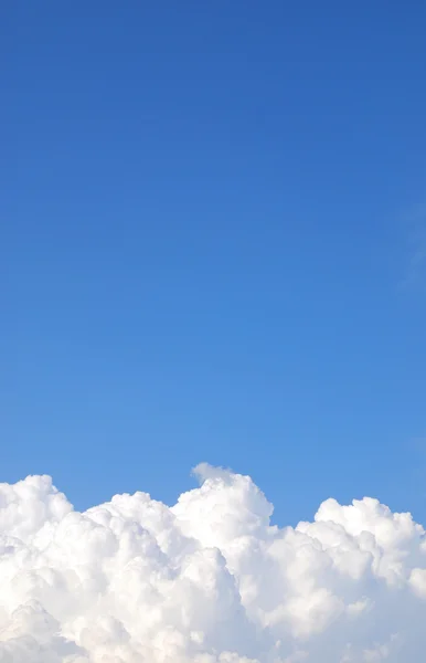 Wolke auf blauem Himmel Hintergrund. — Stockfoto