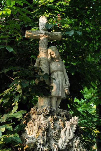 Alter Grabstein auf dem Friedhof von Rakowicki. Kraken. — Stockfoto