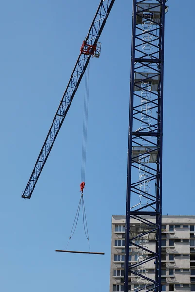 钢结构在建筑工地的吊车 — 图库照片