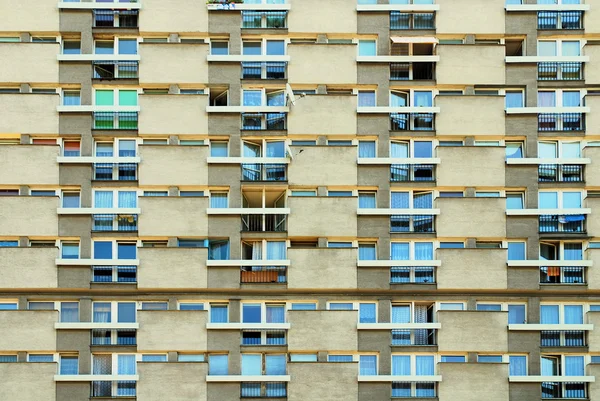 Окна и балконы — стоковое фото