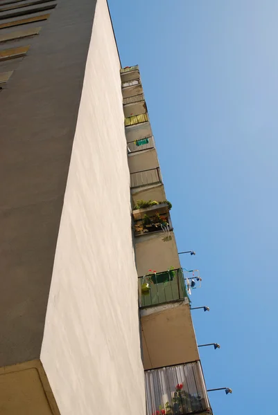 Окна и балконы — стоковое фото