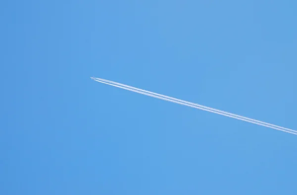 Flygplan i skyn — Stockfoto