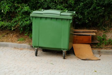 Yeşil tekerlekli çöp kutusu